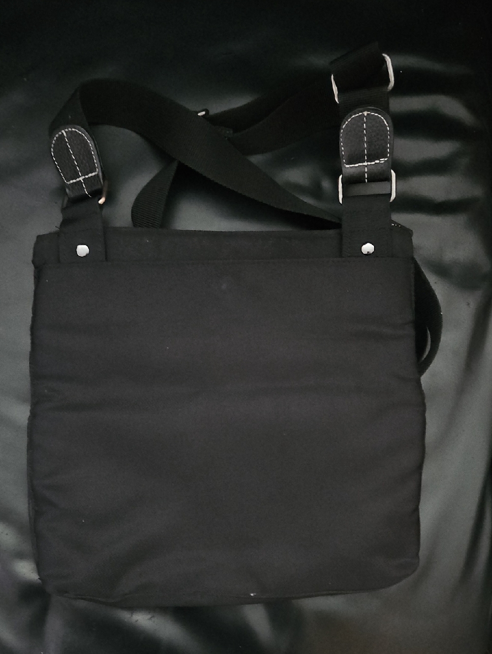 ROOTS Pebbled Leather  Crossbody Bag M  Black  Stainless Steel Hardware Zipper - Picture 3 of 11